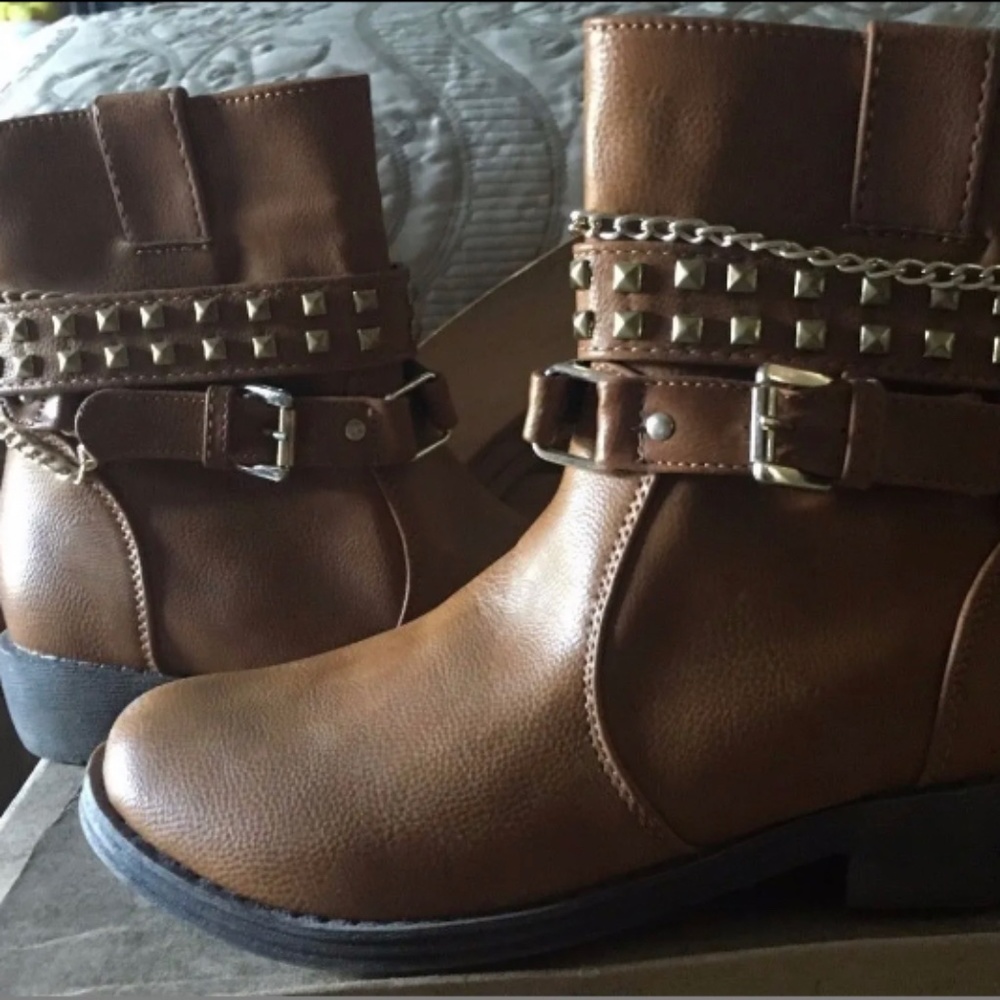 NIB Women's  Size 7 Cognac  Ankle Boots With Straps
